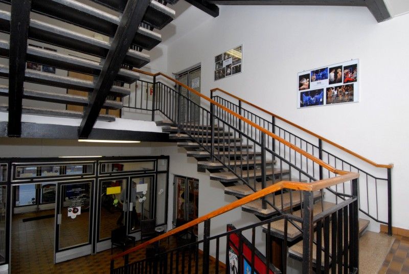 Příležitost podívat se do zákulisí Komorního divadla využili (2.2.2012) někteří členové městského zastupitelstva. Prostory samotného divadla a přístavby jim představil sám ředitel Jan Burian s cílem poukázat na největší problémy, které budovu v posledních letech sužují.