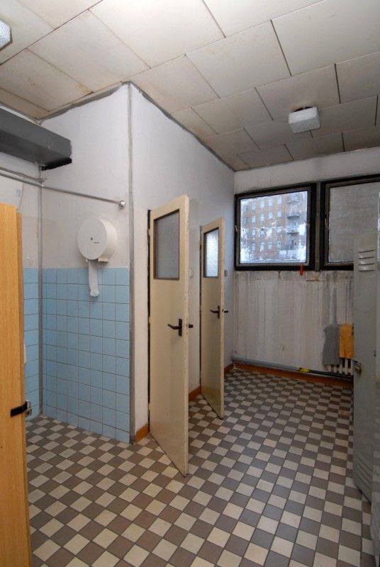 Příležitost podívat se do zákulisí Komorního divadla využili (2.2.2012) někteří členové městského zastupitelstva. Prostory samotného divadla a přístavby jim představil sám ředitel Jan Burian s cílem poukázat na největší problémy, které budovu v posledních letech sužují.