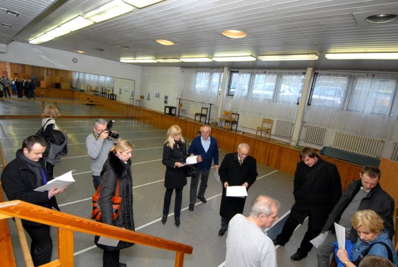 Příležitost podívat se do zákulisí Komorního divadla využili (2.2.2012) někteří členové městského zastupitelstva. Prostory samotného divadla a přístavby jim představil sám ředitel Jan Burian s cílem poukázat na největší problémy, které budovu v posledních letech sužují.