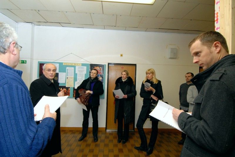 Příležitost podívat se do zákulisí Komorního divadla využili (2.2.2012) někteří členové městského zastupitelstva. Prostory samotného divadla a přístavby jim představil sám ředitel Jan Burian s cílem poukázat na největší problémy, které budovu v posledních letech sužují.