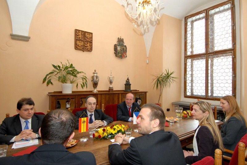 Předat prospěchové stipendium čtyřem nejlepším studentům bilingvního česko-španělského Gymnázia Luďka Pika a představit se zástupcům plzeňské městské správy a kraje přijel dnes (7.2.2012) do Plzně nový španělský velvyslanec J. E. Pascual Ignacio Navarro Ríos. Ve funkci velvyslance je od října minulého roku a postupně se seznamuje s významnými místy České republiky.