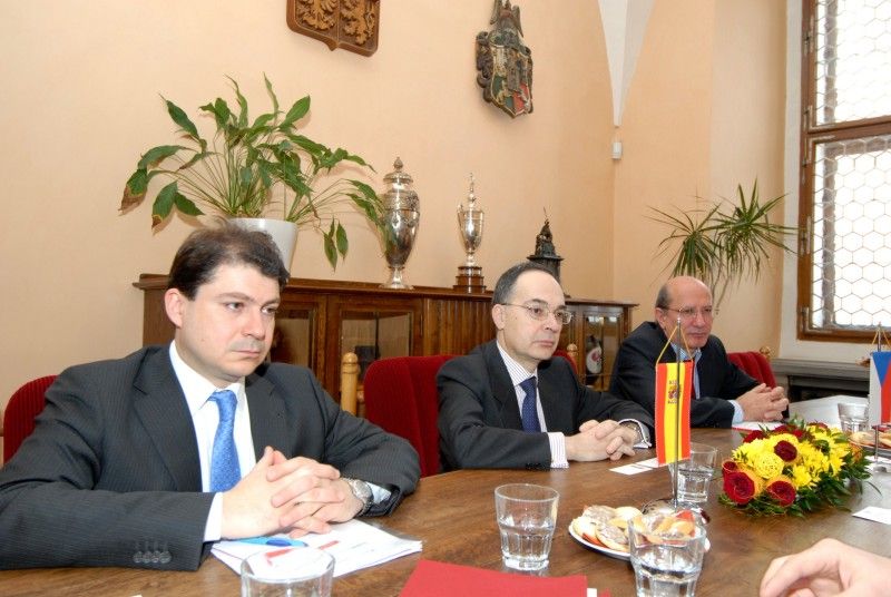 Předat prospěchové stipendium čtyřem nejlepším studentům bilingvního česko-španělského Gymnázia Luďka Pika a představit se zástupcům plzeňské městské správy a kraje přijel dnes (7.2.2012) do Plzně nový španělský velvyslanec J. E. Pascual Ignacio Navarro Ríos. Ve funkci velvyslance je od října minulého roku a postupně se seznamuje s významnými místy České republiky.