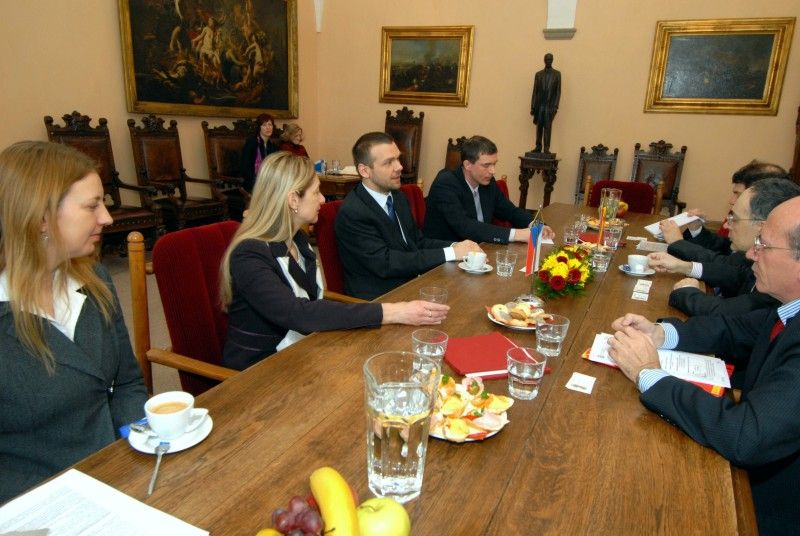 Předat prospěchové stipendium čtyřem nejlepším studentům bilingvního česko-španělského Gymnázia Luďka Pika a představit se zástupcům plzeňské městské správy a kraje přijel dnes (7.2.2012) do Plzně nový španělský velvyslanec J. E. Pascual Ignacio Navarro Ríos. Ve funkci velvyslance je od října minulého roku a postupně se seznamuje s významnými místy České republiky.