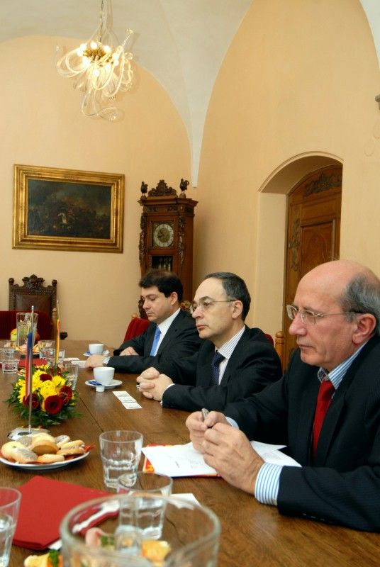 Předat prospěchové stipendium čtyřem nejlepším studentům bilingvního česko-španělského Gymnázia Luďka Pika a představit se zástupcům plzeňské městské správy a kraje přijel dnes (7.2.2012) do Plzně nový španělský velvyslanec J. E. Pascual Ignacio Navarro Ríos. Ve funkci velvyslance je od října minulého roku a postupně se seznamuje s významnými místy České republiky.