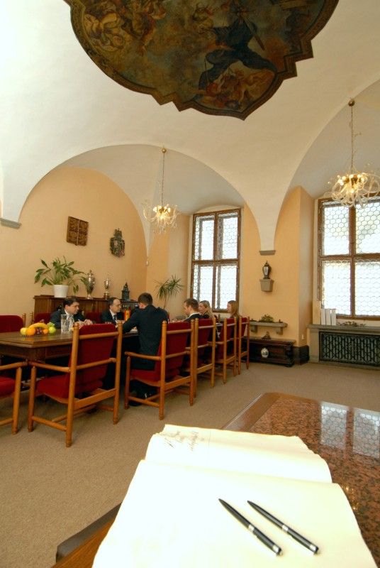 Předat prospěchové stipendium čtyřem nejlepším studentům bilingvního česko-španělského Gymnázia Luďka Pika a představit se zástupcům plzeňské městské správy a kraje přijel dnes (7.2.2012) do Plzně nový španělský velvyslanec J. E. Pascual Ignacio Navarro Ríos. Ve funkci velvyslance je od října minulého roku a postupně se seznamuje s významnými místy České republiky.