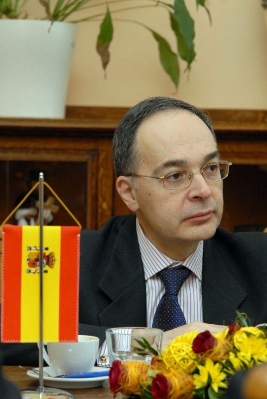 Předat prospěchové stipendium čtyřem nejlepším studentům bilingvního česko-španělského Gymnázia Luďka Pika a představit se zástupcům plzeňské městské správy a kraje přijel dnes (7.2.2012) do Plzně nový španělský velvyslanec J. E. Pascual Ignacio Navarro Ríos. Ve funkci velvyslance je od října minulého roku a postupně se seznamuje s významnými místy České republiky.