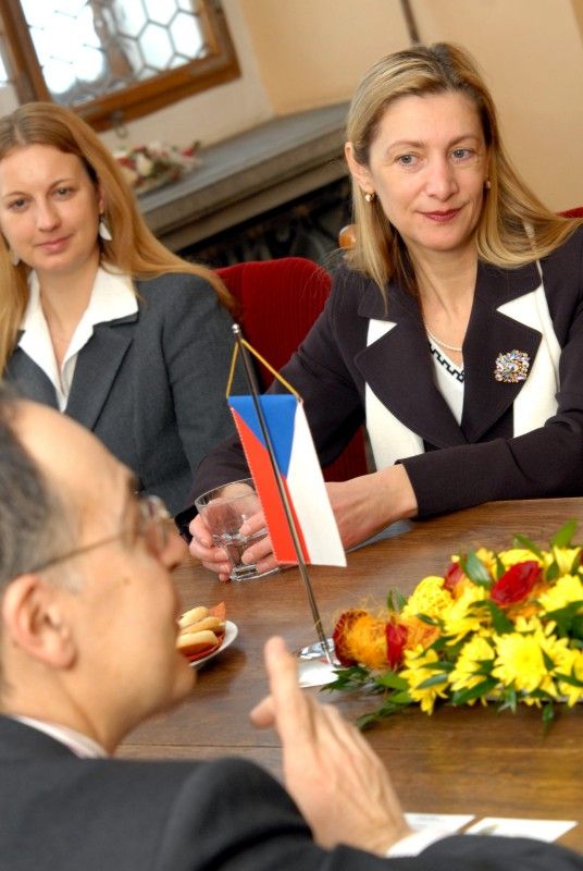 Předat prospěchové stipendium čtyřem nejlepším studentům bilingvního česko-španělského Gymnázia Luďka Pika a představit se zástupcům plzeňské městské správy a kraje přijel dnes (7.2.2012) do Plzně nový španělský velvyslanec J. E. Pascual Ignacio Navarro Ríos. Ve funkci velvyslance je od října minulého roku a postupně se seznamuje s významnými místy České republiky.