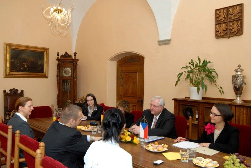 Na svoji první návštěvu od svého jmenování v září minulého roku přijel do Plzně (14.2.2012) velvyslanec Spolkové republiky Německo J. E. Detlef Lingemann. Na plzeňské radnici se setkal s primátorem Martinem Baxou a radní pro školství, mládež, sport a životní prostředí Irenou Rottovou. Primátor Baxa představil velvyslanci Lingemannovi Plzeň jako město, které vzhledem ke své blízkosti s Německem, dlouhodobě podporuje přeshraniční spolupráci, ať se jedná o aktivity Tandemu zaměřené na děti a mládež nebo o činnost Centra Bavaria Bohemia, jež se zapojilo kromě jiného i do nejdůležitějšího projektu Plzně Evropské hlavní město kultury 2015.