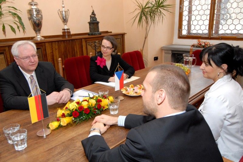 Na svoji první návštěvu od svého jmenování v září minulého roku přijel do Plzně (14.2.2012) velvyslanec Spolkové republiky Německo J. E. Detlef Lingemann. Na plzeňské radnici se setkal s primátorem Martinem Baxou a radní pro školství, mládež, sport a životní prostředí Irenou Rottovou. Primátor Baxa představil velvyslanci Lingemannovi Plzeň jako město, které vzhledem ke své blízkosti s Německem, dlouhodobě podporuje přeshraniční spolupráci, ať se jedná o aktivity Tandemu zaměřené na děti a mládež nebo o činnost Centra Bavaria Bohemia, jež se zapojilo kromě jiného i do nejdůležitějšího projektu Plzně Evropské hlavní město kultury 2015.