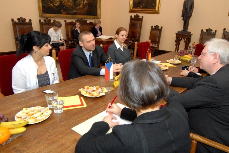 Na svoji první návštěvu od svého jmenování v září minulého roku přijel do Plzně (14.2.2012) velvyslanec Spolkové republiky Německo J. E. Detlef Lingemann. Na plzeňské radnici se setkal s primátorem Martinem Baxou a radní pro školství, mládež, sport a životní prostředí Irenou Rottovou. Primátor Baxa představil velvyslanci Lingemannovi Plzeň jako město, které vzhledem ke své blízkosti s Německem, dlouhodobě podporuje přeshraniční spolupráci, ať se jedná o aktivity Tandemu zaměřené na děti a mládež nebo o činnost Centra Bavaria Bohemia, jež se zapojilo kromě jiného i do nejdůležitějšího projektu Plzně Evropské hlavní město kultury 2015.