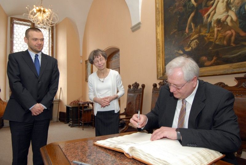 Na svoji první návštěvu od svého jmenování v září minulého roku přijel do Plzně (14.2.2012) velvyslanec Spolkové republiky Německo J. E. Detlef Lingemann. Na plzeňské radnici se setkal s primátorem Martinem Baxou a radní pro školství, mládež, sport a životní prostředí Irenou Rottovou. Primátor Baxa představil velvyslanci Lingemannovi Plzeň jako město, které vzhledem ke své blízkosti s Německem, dlouhodobě podporuje přeshraniční spolupráci, ať se jedná o aktivity Tandemu zaměřené na děti a mládež nebo o činnost Centra Bavaria Bohemia, jež se zapojilo kromě jiného i do nejdůležitějšího projektu Plzně Evropské hlavní město kultury 2015.