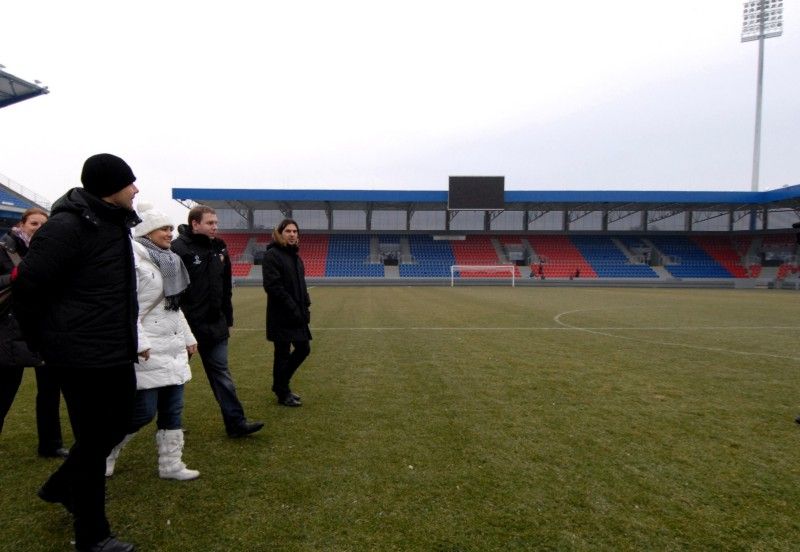 Před čtvrtečním utkáním vyřazovací části Evropské ligy FC Viktoria s německým Schalke 04 si fotbalový stadion prohlédl (13.2.2012) primátor Martin Baxa s radní pro majetkové záležitosti Helenou Matoušovou a radní pro sport Irenou Rottovou.
Příprava na zápas Evropské ligy se řídí příslušnými zvláštními předpisy UEFA. Po lednové návštěvě komisařů, kteří detailně upřesnili požadavky na utkání, je stadion téměř připraven. Před zápasem s Schalke bude městem zrekonstruovaný fotbalový areál za 360 milionů korun, nyní už pod názvem DOOSAN Arena, slavnostně otevřen.