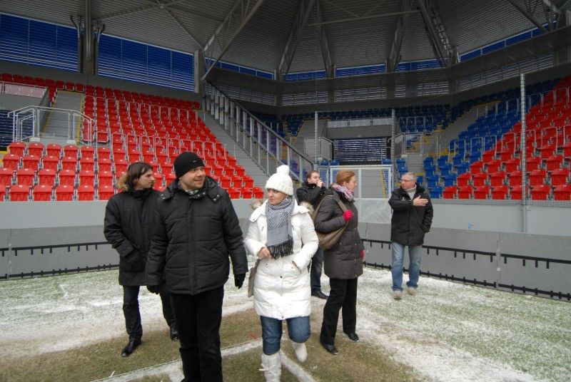 Před čtvrtečním utkáním vyřazovací části Evropské ligy FC Viktoria s německým Schalke 04 si fotbalový stadion prohlédl (13.2.2012) primátor Martin Baxa s radní pro majetkové záležitosti Helenou Matoušovou a radní pro sport Irenou Rottovou.
Příprava na zápas Evropské ligy se řídí příslušnými zvláštními předpisy UEFA. Po lednové návštěvě komisařů, kteří detailně upřesnili požadavky na utkání, je stadion téměř připraven. Před zápasem s Schalke bude městem zrekonstruovaný fotbalový areál za 360 milionů korun, nyní už pod názvem DOOSAN Arena, slavnostně otevřen.