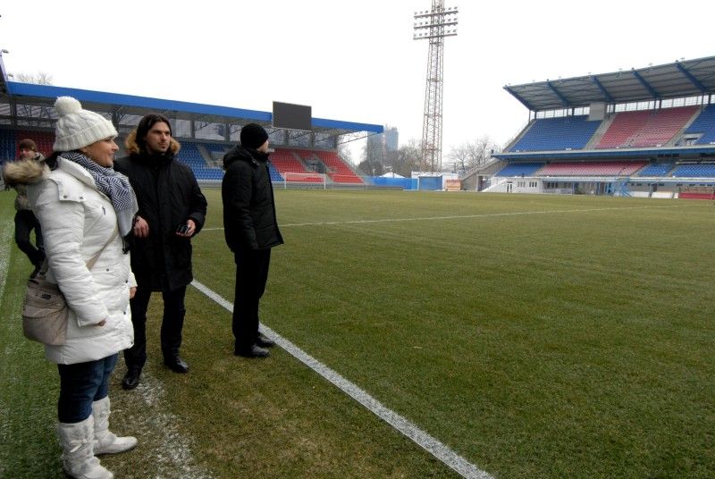 Před čtvrtečním utkáním vyřazovací části Evropské ligy FC Viktoria s německým Schalke 04 si fotbalový stadion prohlédl (13.2.2012) primátor Martin Baxa s radní pro majetkové záležitosti Helenou Matoušovou a radní pro sport Irenou Rottovou.
Příprava na zápas Evropské ligy se řídí příslušnými zvláštními předpisy UEFA. Po lednové návštěvě komisařů, kteří detailně upřesnili požadavky na utkání, je stadion téměř připraven. Před zápasem s Schalke bude městem zrekonstruovaný fotbalový areál za 360 milionů korun, nyní už pod názvem DOOSAN Arena, slavnostně otevřen.