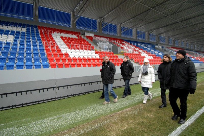 Před čtvrtečním utkáním vyřazovací části Evropské ligy FC Viktoria s německým Schalke 04 si fotbalový stadion prohlédl (13.2.2012) primátor Martin Baxa s radní pro majetkové záležitosti Helenou Matoušovou a radní pro sport Irenou Rottovou.
Příprava na zápas Evropské ligy se řídí příslušnými zvláštními předpisy UEFA. Po lednové návštěvě komisařů, kteří detailně upřesnili požadavky na utkání, je stadion téměř připraven. Před zápasem s Schalke bude městem zrekonstruovaný fotbalový areál za 360 milionů korun, nyní už pod názvem DOOSAN Arena, slavnostně otevřen.