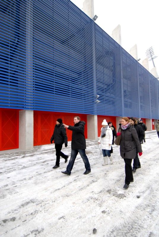 Před čtvrtečním utkáním vyřazovací části Evropské ligy FC Viktoria s německým Schalke 04 si fotbalový stadion prohlédl (13.2.2012) primátor Martin Baxa s radní pro majetkové záležitosti Helenou Matoušovou a radní pro sport Irenou Rottovou.
Příprava na zápas Evropské ligy se řídí příslušnými zvláštními předpisy UEFA. Po lednové návštěvě komisařů, kteří detailně upřesnili požadavky na utkání, je stadion téměř připraven. Před zápasem s Schalke bude městem zrekonstruovaný fotbalový areál za 360 milionů korun, nyní už pod názvem DOOSAN Arena, slavnostně otevřen.