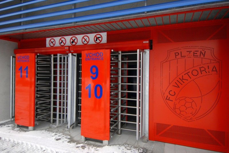 Před čtvrtečním utkáním vyřazovací části Evropské ligy FC Viktoria s německým Schalke 04 si fotbalový stadion prohlédl (13.2.2012) primátor Martin Baxa s radní pro majetkové záležitosti Helenou Matoušovou a radní pro sport Irenou Rottovou.
Příprava na zápas Evropské ligy se řídí příslušnými zvláštními předpisy UEFA. Po lednové návštěvě komisařů, kteří detailně upřesnili požadavky na utkání, je stadion téměř připraven. Před zápasem s Schalke bude městem zrekonstruovaný fotbalový areál za 360 milionů korun, nyní už pod názvem DOOSAN Arena, slavnostně otevřen.