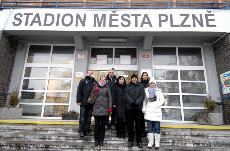 Před čtvrtečním utkáním vyřazovací části Evropské ligy FC Viktoria s německým Schalke 04 si fotbalový stadion prohlédl (13.2.2012) primátor Martin Baxa s radní pro majetkové záležitosti Helenou Matoušovou a radní pro sport Irenou Rottovou.
Příprava na zápas Evropské ligy se řídí příslušnými zvláštními předpisy UEFA. Po lednové návštěvě komisařů, kteří detailně upřesnili požadavky na utkání, je stadion téměř připraven. Před zápasem s Schalke bude městem zrekonstruovaný fotbalový areál za 360 milionů korun, nyní už pod názvem DOOSAN Arena, slavnostně otevřen.