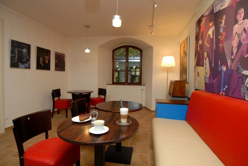 Expozice a tvůrčí dílny mapují výjimečnou historii i současnost plzeňského loutkářství, ale interaktivním způsobem zapojí dětské i dospělé návštěvníky.