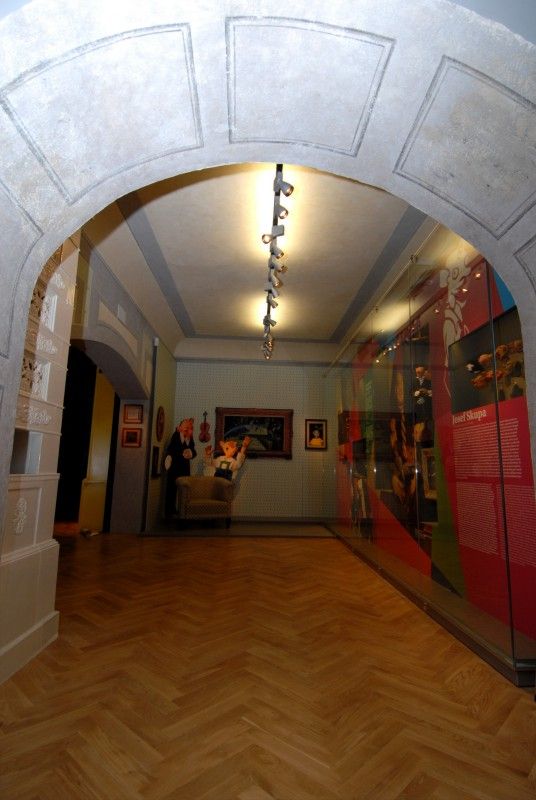 Expozice a tvůrčí dílny mapují výjimečnou historii i současnost plzeňského loutkářství, ale interaktivním způsobem zapojí dětské i dospělé návštěvníky.