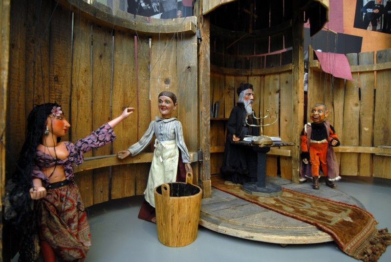 Expozice a tvůrčí dílny mapují výjimečnou historii i současnost plzeňského loutkářství, ale interaktivním způsobem zapojí dětské i dospělé návštěvníky.