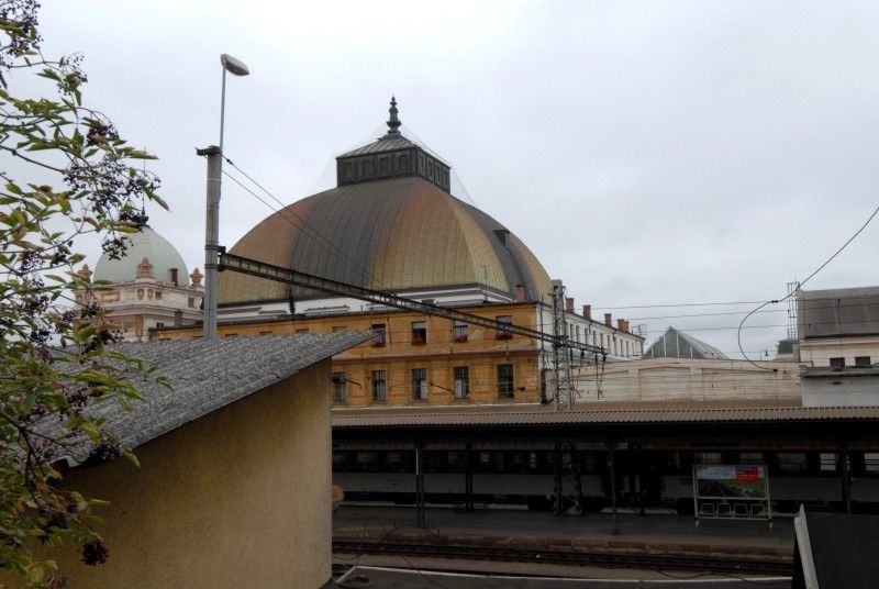 Most nad nádražím překlenuje rozlehlé kolejiště Hlavního ČD nádraží v Plzni