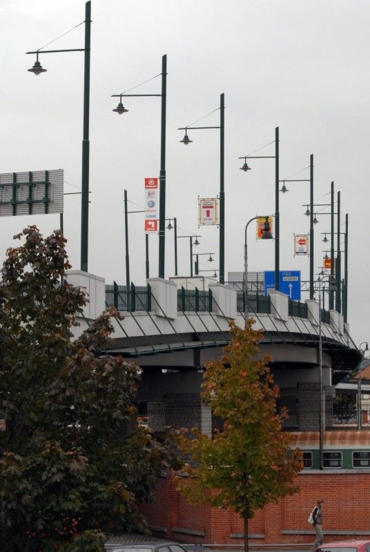 Most nad nádražím překlenuje rozlehlé kolejiště Hlavního ČD nádraží v Plzni