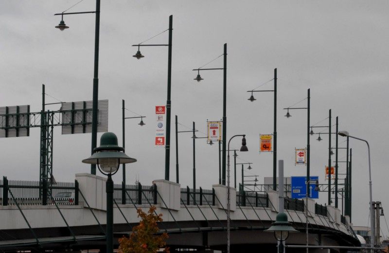 Most nad nádražím překlenuje rozlehlé kolejiště Hlavního ČD nádraží v Plzni