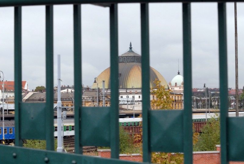 Most nad nádražím překlenuje rozlehlé kolejiště Hlavního ČD nádraží v Plzni