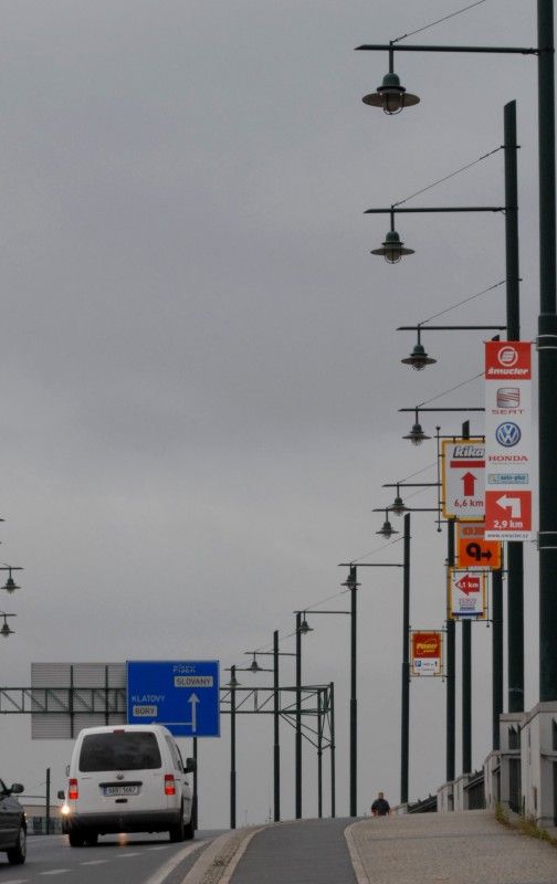 Most nad nádražím překlenuje rozlehlé kolejiště Hlavního ČD nádraží v Plzni