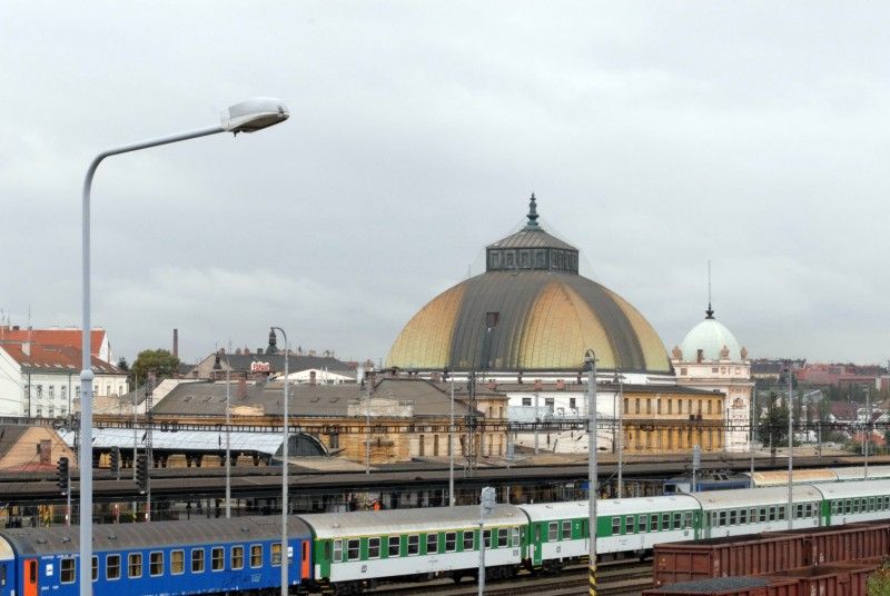 Most nad nádražím překlenuje rozlehlé kolejiště Hlavního ČD nádraží v Plzni