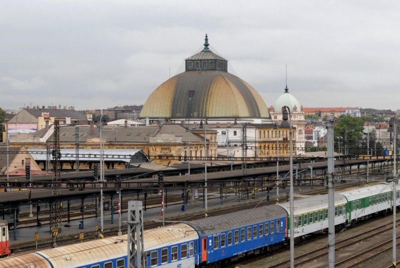 Most nad nádražím překlenuje rozlehlé kolejiště Hlavního ČD nádraží v Plzni