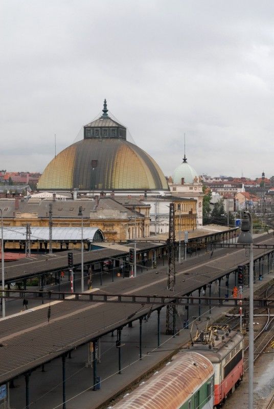 Most nad nádražím překlenuje rozlehlé kolejiště Hlavního ČD nádraží v Plzni