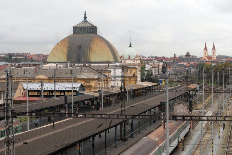 Most nad nádražím překlenuje rozlehlé kolejiště Hlavního ČD nádraží v Plzni