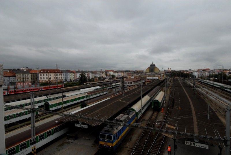 Most nad nádražím překlenuje rozlehlé kolejiště Hlavního ČD nádraží v Plzni