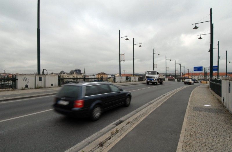 Most nad nádražím překlenuje rozlehlé kolejiště Hlavního ČD nádraží v Plzni