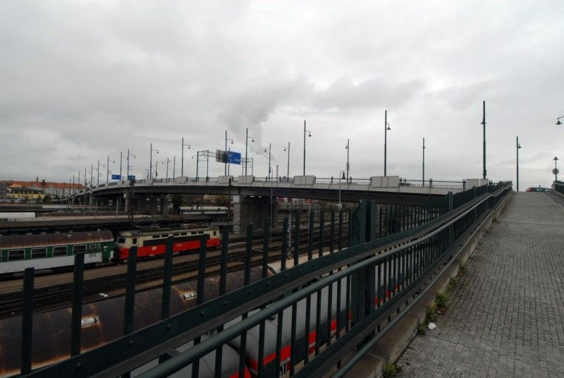 Most nad nádražím překlenuje rozlehlé kolejiště Hlavního ČD nádraží v Plzni