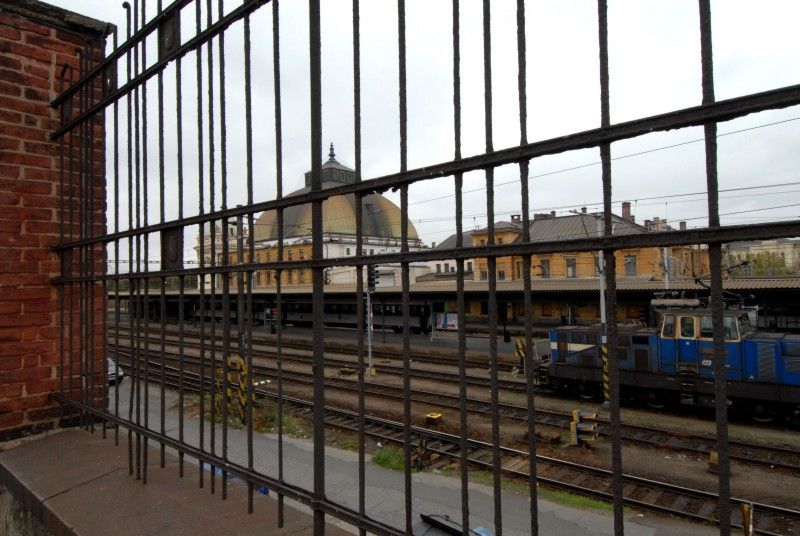 Most nad nádražím překlenuje rozlehlé kolejiště Hlavního ČD nádraží v Plzni