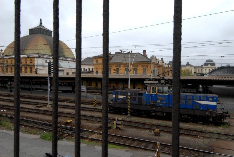 Most nad nádražím překlenuje rozlehlé kolejiště Hlavního ČD nádraží v Plzni