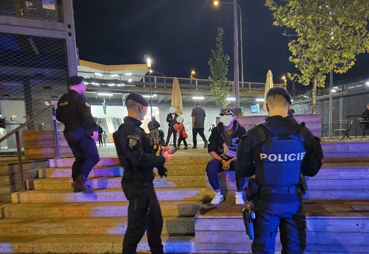 Hlavní vlakové nádraží v Plzni patří mezi lokality s nejvyšším dohledem, kontroly rostou