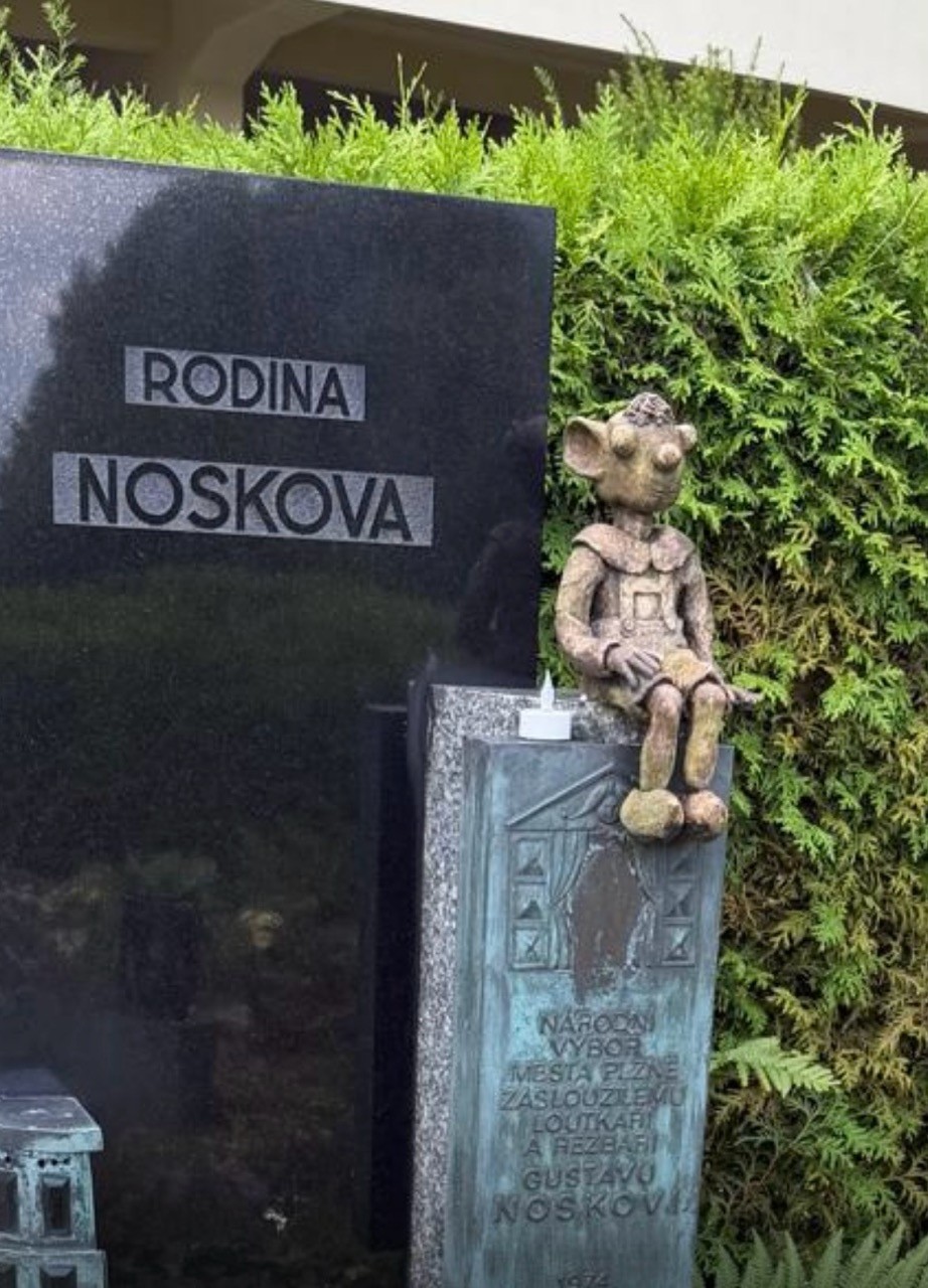 Město Plzeň uctilo památku „tatínka“ Hurvínka, řezbáře a loutkáře Gustava Noska