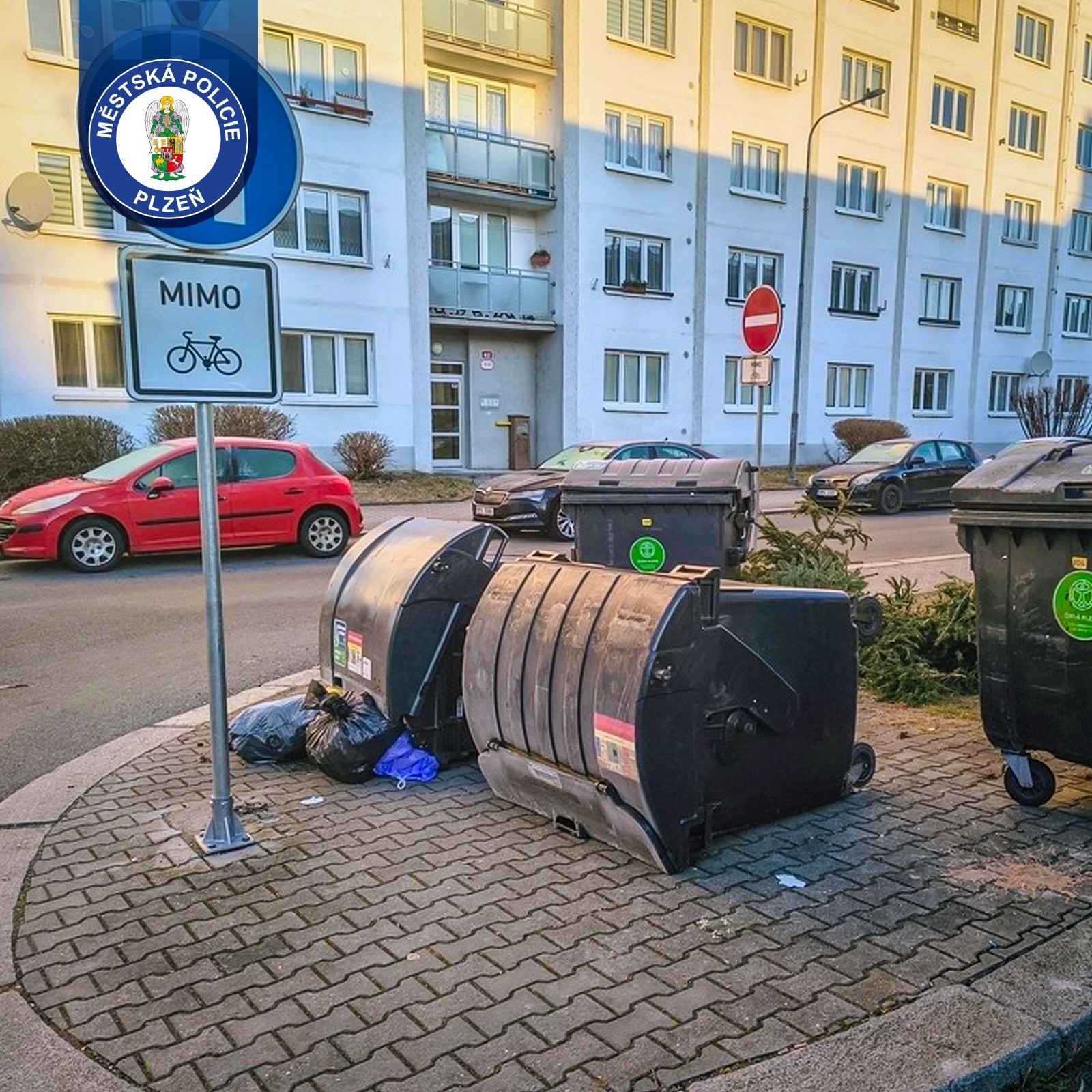 Skvělá náplň volného času v podobě rozházeného odpadu