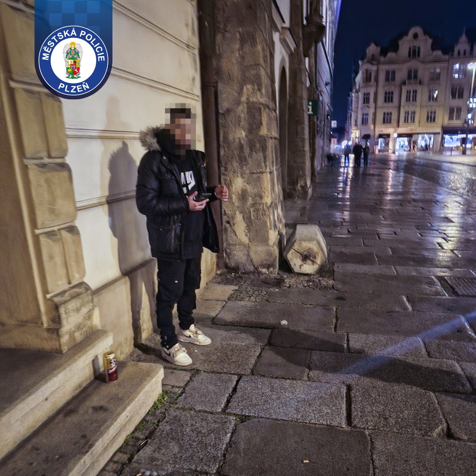 Poničil odpadkový koš a rozbil vitrínu.