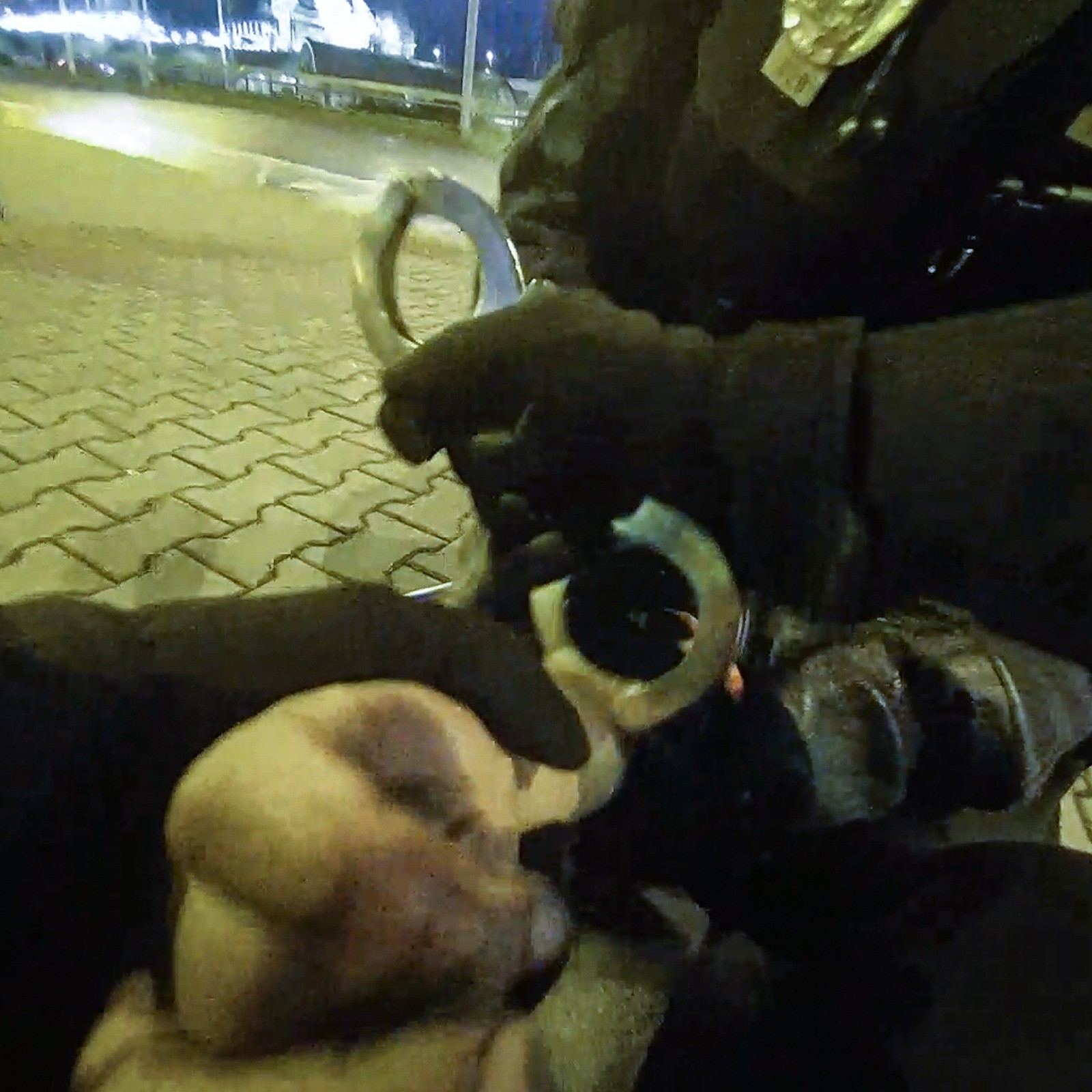 Agresivní opilec skončil na záchytce a v poutech