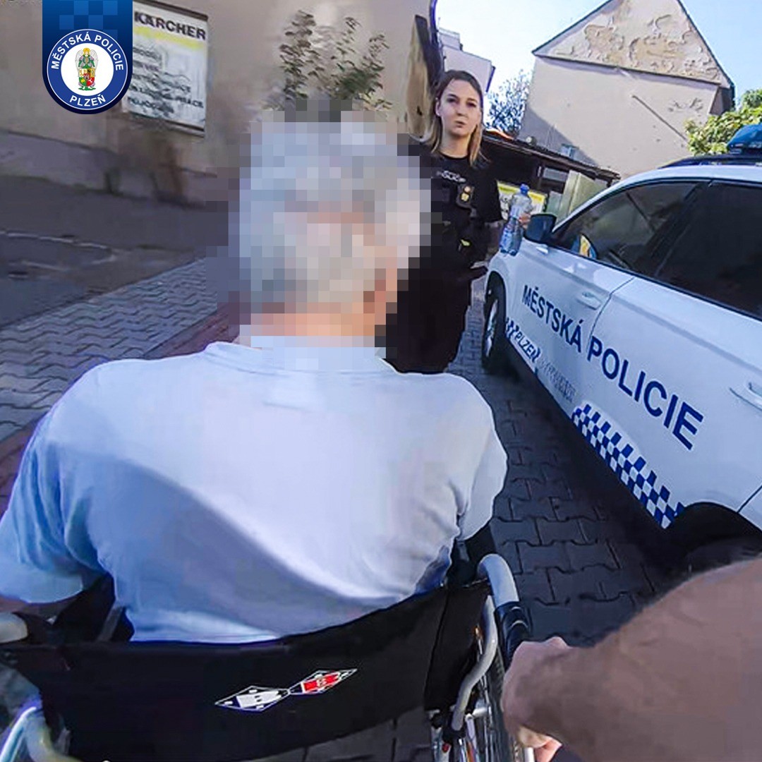 Občan, strážníci a policie. Spojili síly a pomohli seniorovi