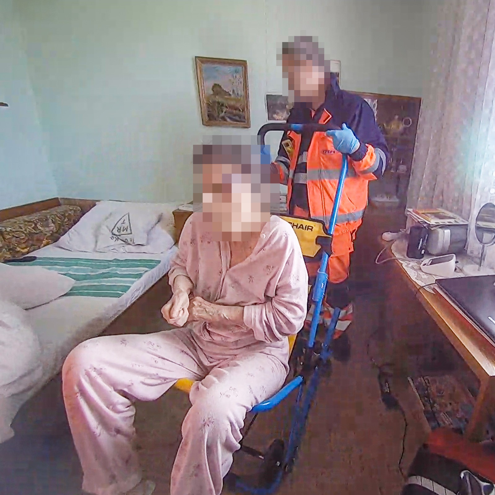 Tísňové tlačítko pomohlo seniorce po pádu