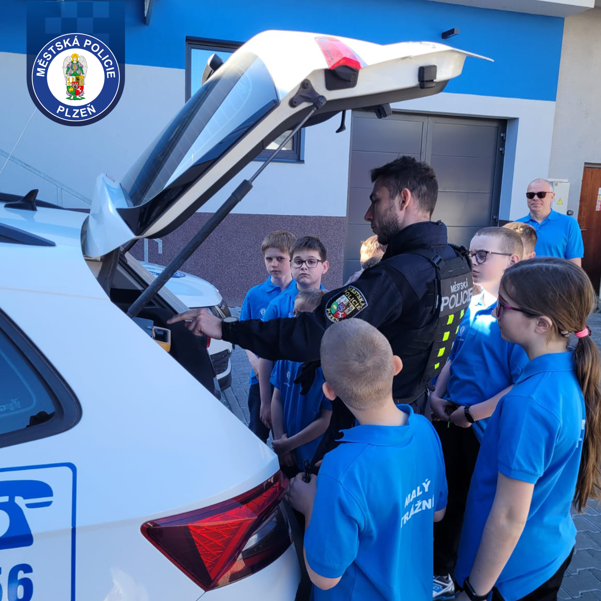 Malí strážníci navštívili své zkušenější kolegy na Lochotíně