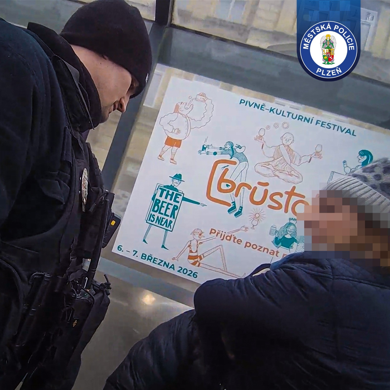 Rychlý zásah na tramvajové zastávce. Mladík dostal silný epileptický záchvat.