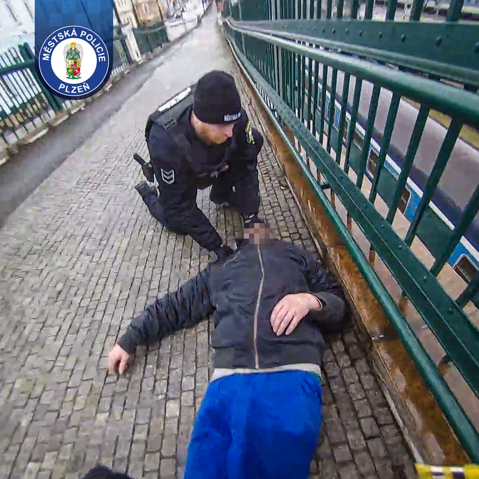 Bezvládný muž na lávce skončil v péči záchranářů