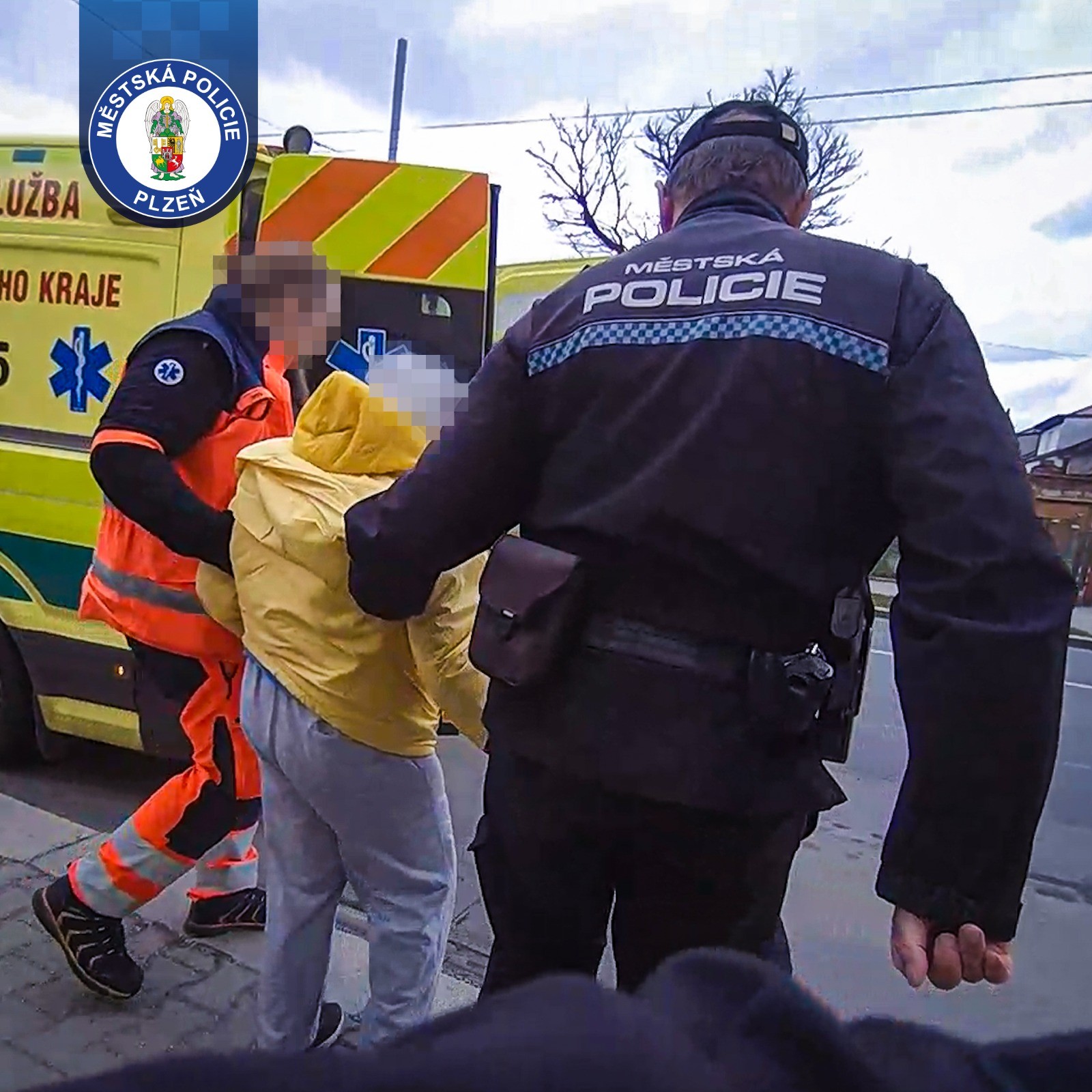 Seniorka v potížích, strážníci přivolali pomoc